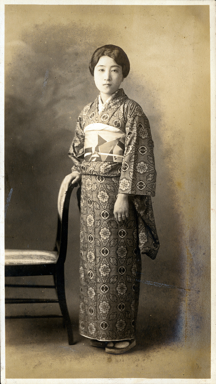 32 Vintage Portraits Of Beautiful Japanese Women Dressing In Kimonos