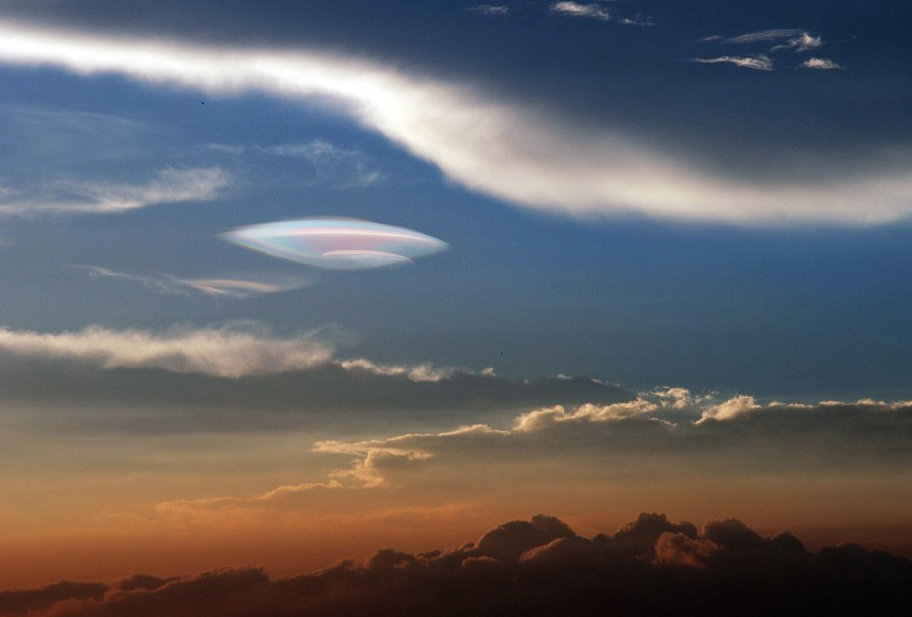 UFO SIGHTINGS DAILY: Giant UFO Caught During Sunset Over China On Aug 4