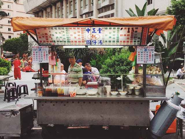  這家位在三重圖書館旁的路邊攤，提供了冰品以及各式甜品，最吸引我的是那台老舊的手動式剉冰機，老闆得從箱子裡拿出大冰磚，放上後冰塊才會開始「剉剉剉」的飛舞，飄落下的碎冰，口感比起工廠機器磨出碎冰綿密許多