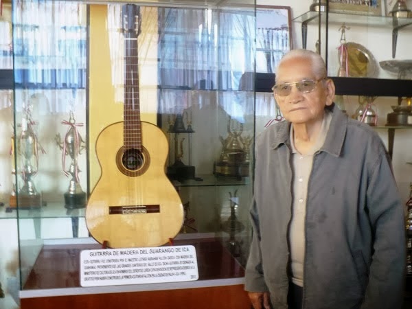 ICArte MAESTRO ABRAHAM FALCÓN GARCIA DONA GUITARRA AL MUSEO REGIONAL