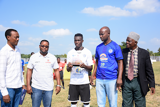 Mshambulizi wa Mbao FC Habib Kiyombo Akikabidhiwa Zawadi ya Mchezaji Bora