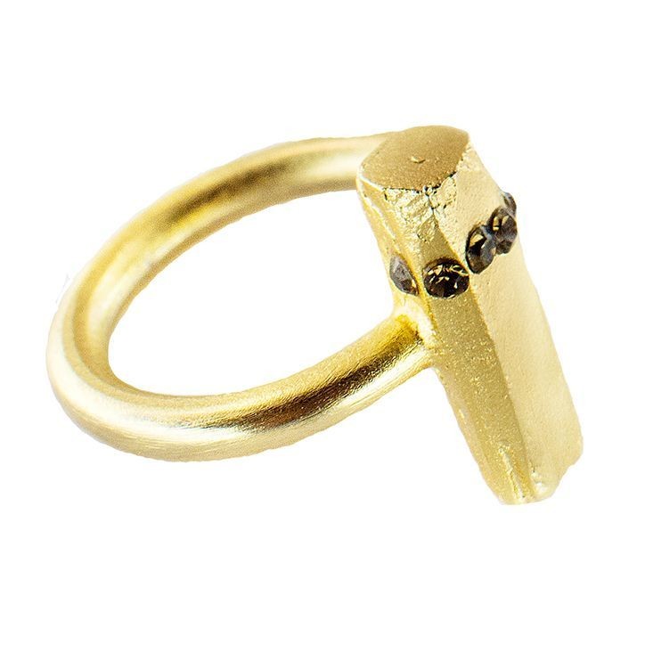 Celebrity Jewelry Designs Gold Bar Ring Classic and Classy