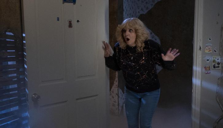 The Goldbergs - Mister Knifey-Hands - Review: "Say Hi to Freddy!"