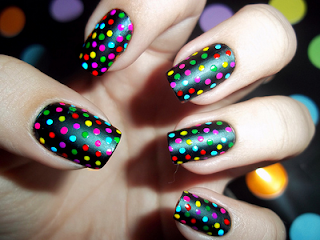 U&ntilde;as con lunares