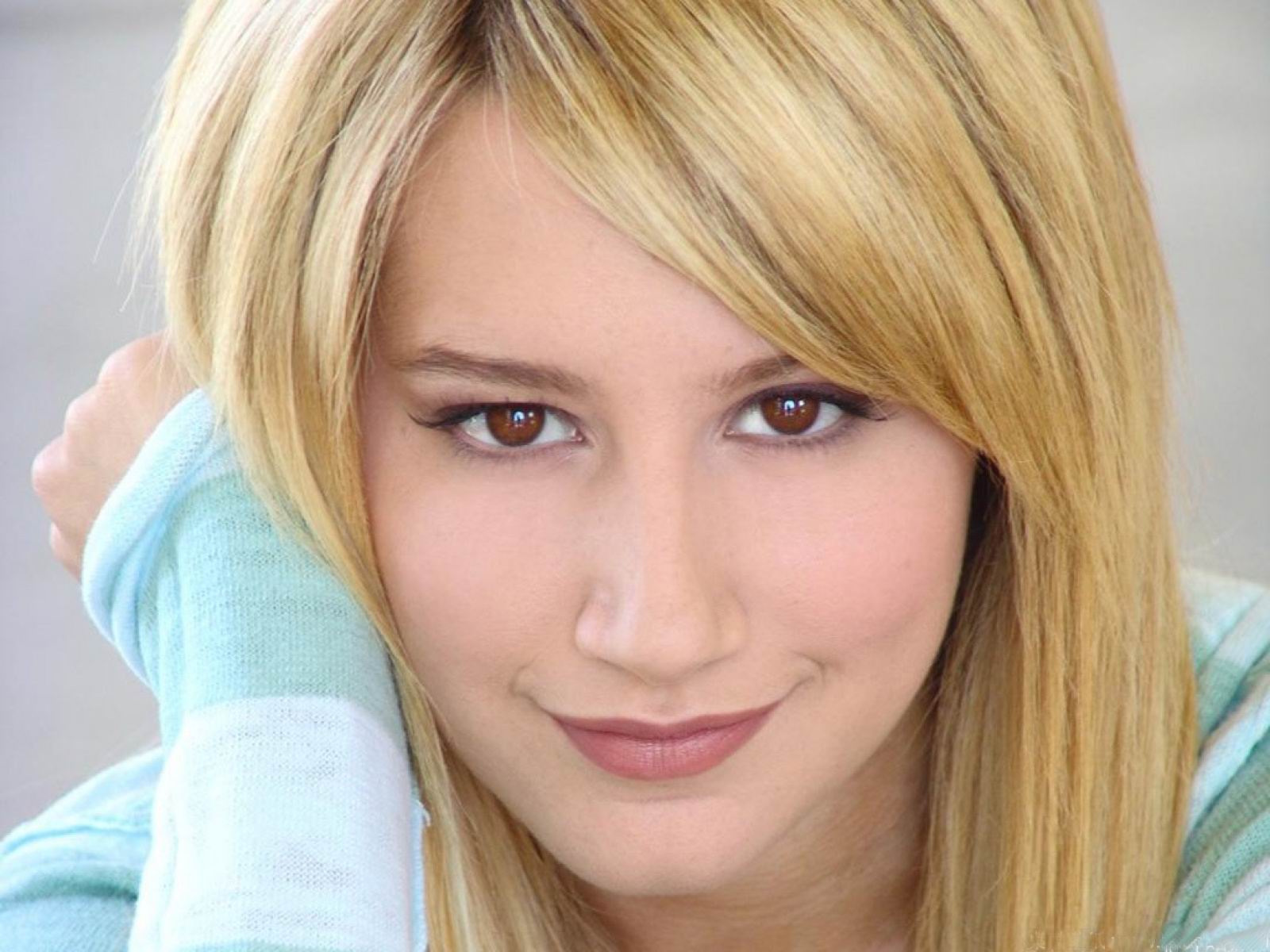 star 10: Ashley Tisdale Hot Wallpapers,Pictures Free Download