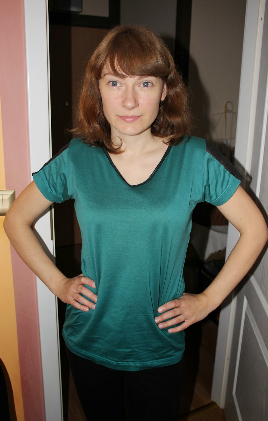 Helen Crafty Stall: How-to: V-neck Tee with lace sleeve gaps