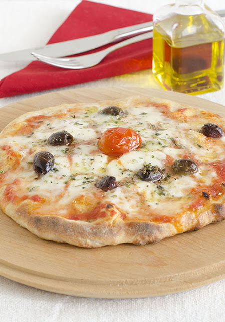 Pizza con mozzarella e olive