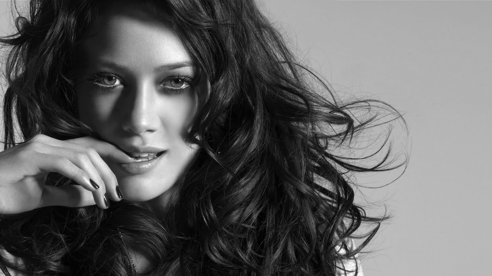 https://3.bp.blogspot.com/-wEfA8LSBjV8/Tlyrs3dHLNI/AAAAAAAAAEg/qrTO3j7jbw8/s1600/hilary-duff-black-and-white-wallpaper-254--1920x1080-HDTV-1080p.jpg