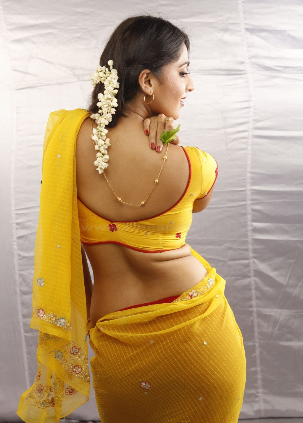Anushka Hot Saree Photos ~ World Information