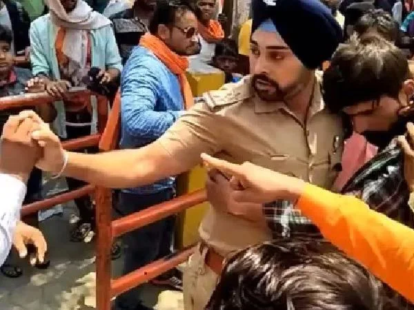 Sikh police officer saves Muslim man from being thrashed by a mob at Ramnagar temple – Watch viral video, New Delhi, News, Video, Police, Religion, attack, Social Network, National