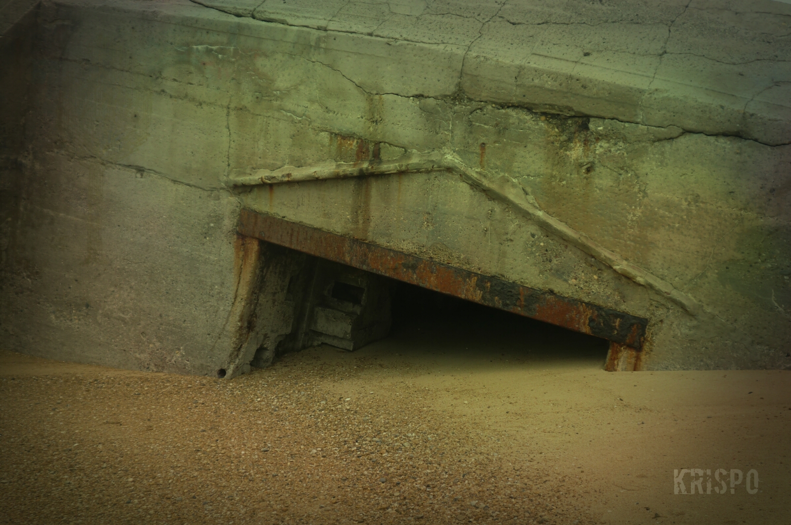 detalle de bunker semienterrado en playa de las landas