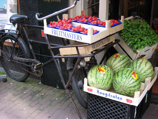 bicicletta con frutta ad amsterdam