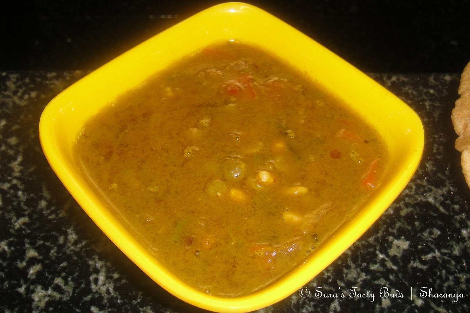 SARA'S TASTY BUDS Corn Peas and capsicum in Spinach Gravy