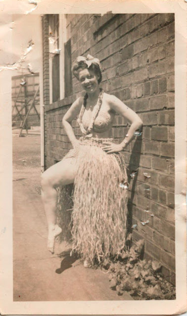 Seduction: 50 Hilarious Vintage Photographs of Women From 