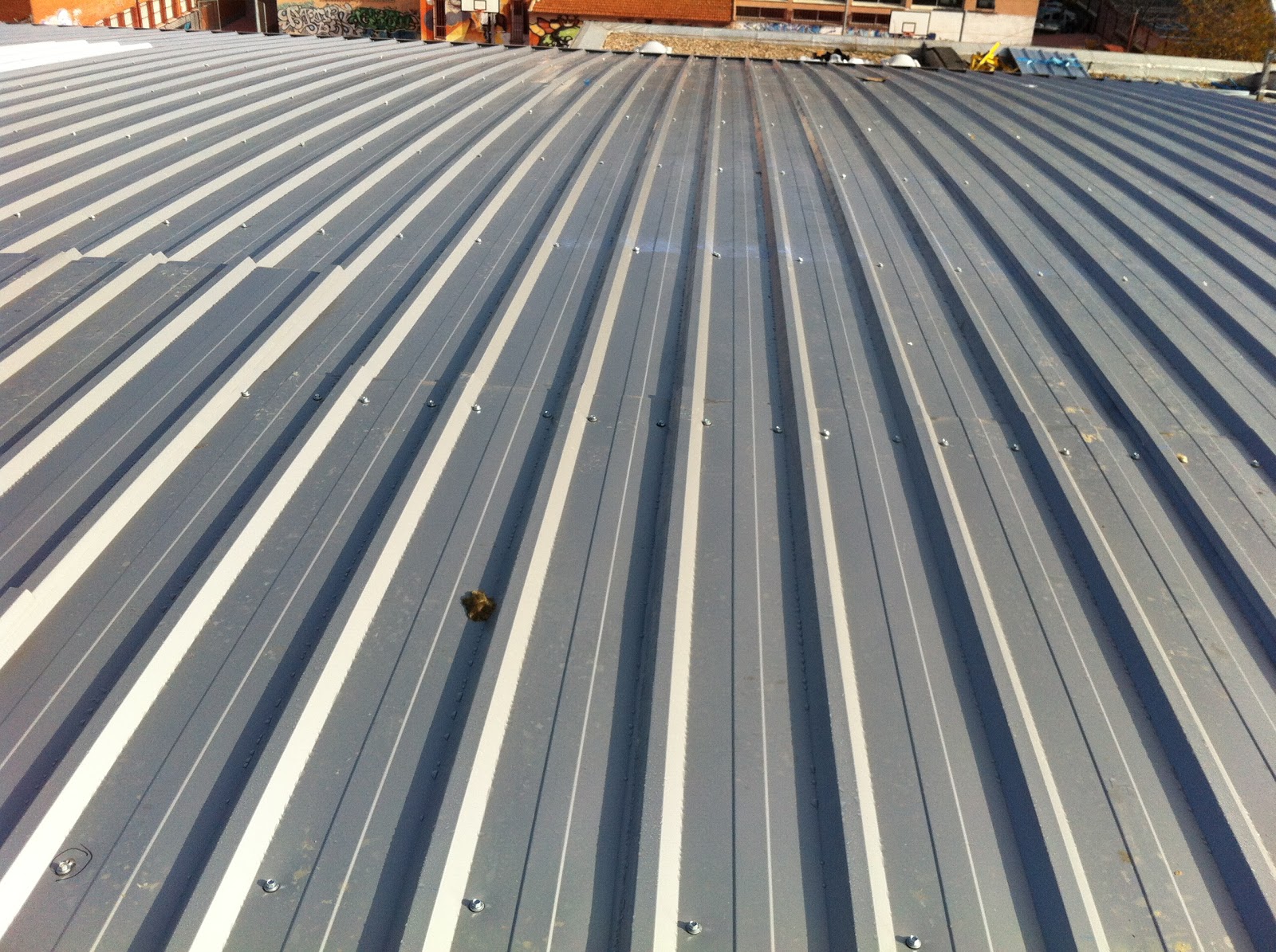 Metal y Amianto: Cubierta sandwich en pabellón deportivo.