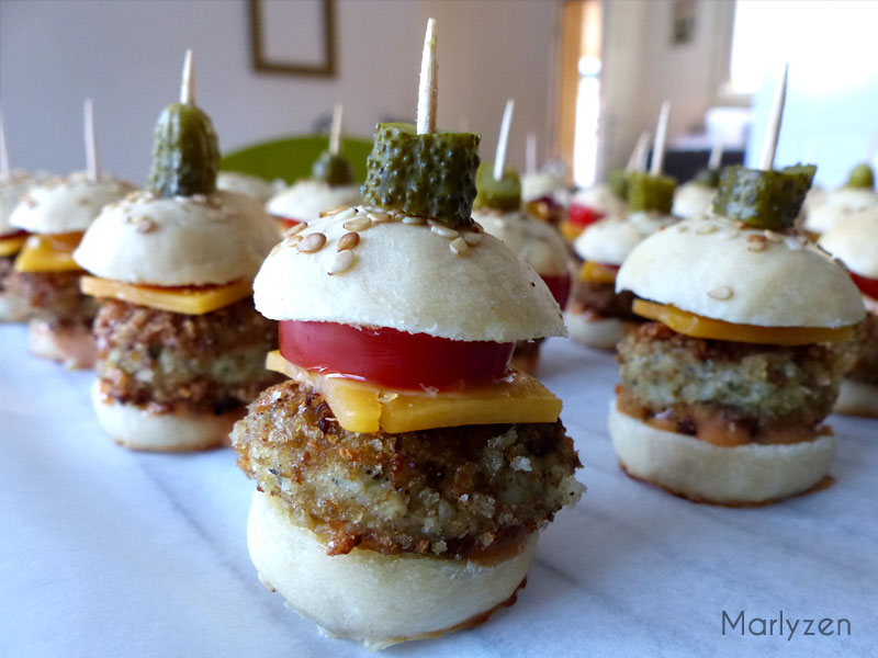 Montage des burgers de poulet au pesto.