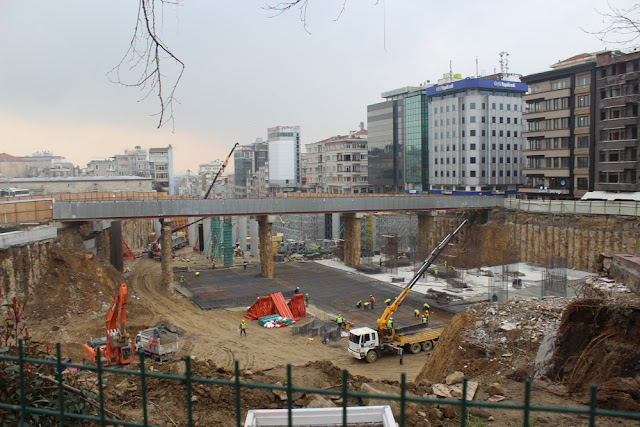 Taksim Talimhane arasındaki köprü