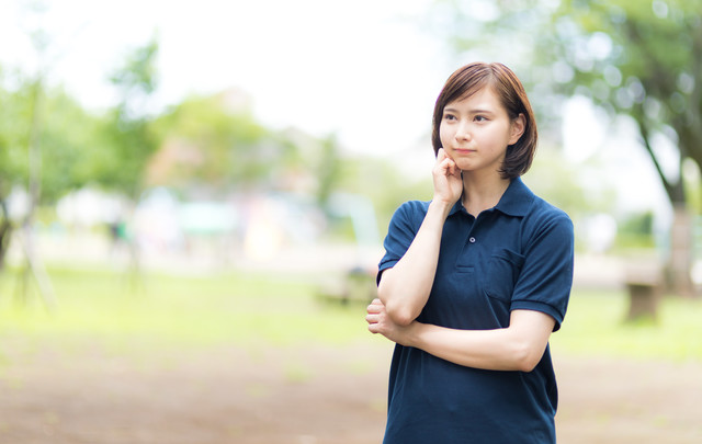ヒックの法則について考える女性 ヒックの法則について考える女性