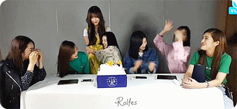 선물 증정순서에 밀려서 삐진 아린이 + 아린이의 재롱잔치 ㅋㅋㅋ.gif | 인스티즈