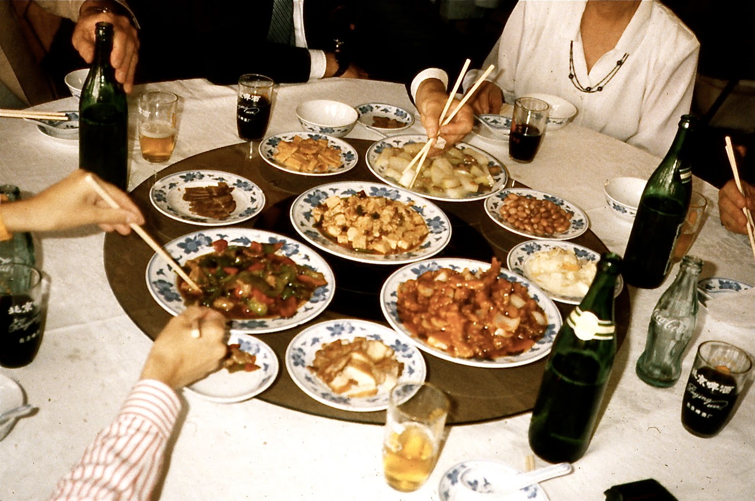 https://3.bp.blogspot.com/-wHQIVzepau8/U2HmxMxiHgI/AAAAAAAACBg/q71C_LwR7ek/s1600/Restaurant_serving_turntable_restaurant_in_China,_1987.jpg