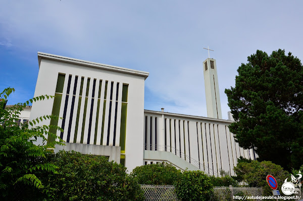 Lège-Cap-Ferret - Eglise Notre-Dame-des-Flots  Architecte: Raymond Morin  Sculpteur: Hugues Maurin  Construction: 1956 - 1966