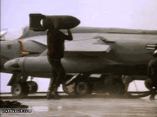 Männer tragen Flugzeugbombe und stoßen zusammen lustig