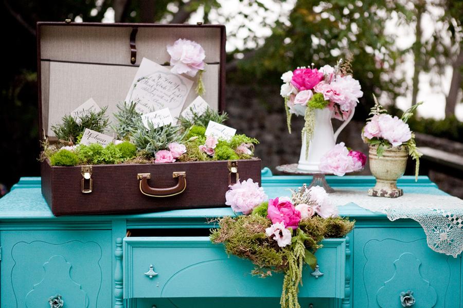 чемодан в саду. цветники из старых вещей. чемодан в саду. клумба из старого чемодана. чемодан в саду.