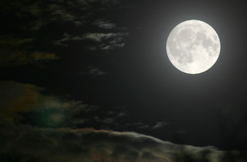 голубая луна. как выглядит настоящая луна. как выглядит настоящая луна. огромная луна. как выглядит настоящая луна.