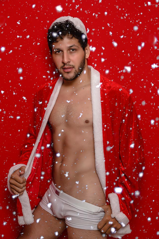 Weselys Neto posa para ensaio sensual vestido de Papai Noel. Foto: Yraq Lima