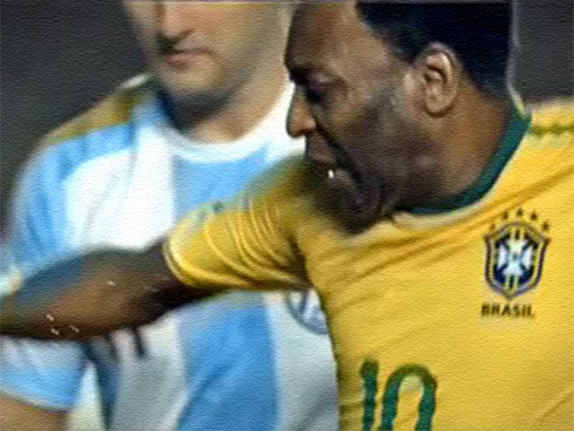 Aos 70 anos, Pelé veste de novo a camisa 10
