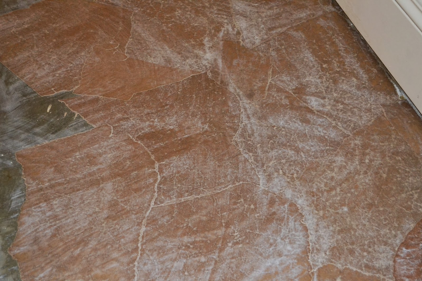 Необычный пол. The floor is brown. Крашеный пол из осб. Пол из бумаги. Пустая комната с паркетом.