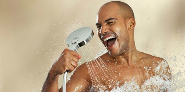 Penat Bekerja Hingga Larut Malam, Lebih Baik Mandi dengan Air Dingin atau Hangat Ya?