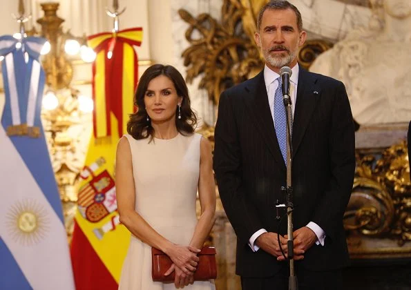 Queen Letizia wore a new midi dress by Pedro del Hierro. President Mauricio Macri and First Lady Juliana Awada