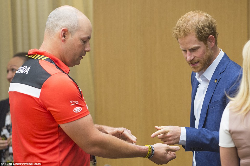 CASA REAL BRITÁNICA - Página 87 4496880100000578-4910024-With_the_athletes_Prince_Harry_met_competitors_in_the_Invictus_G-a-20_1506085983795