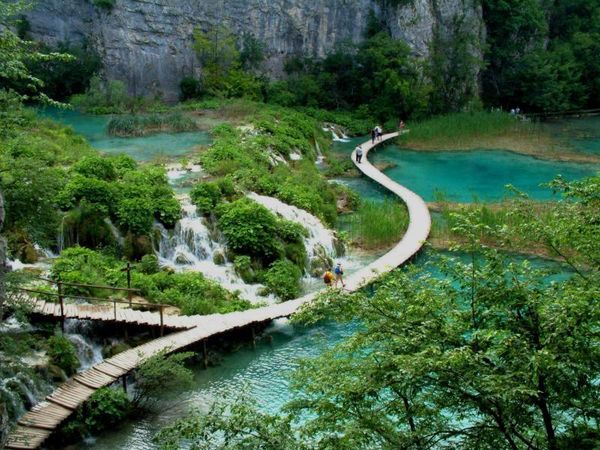5 Jalan Kecil Terunik di Dunia: Jalan Kecil Danau-Danau Plitvice, Kroasia