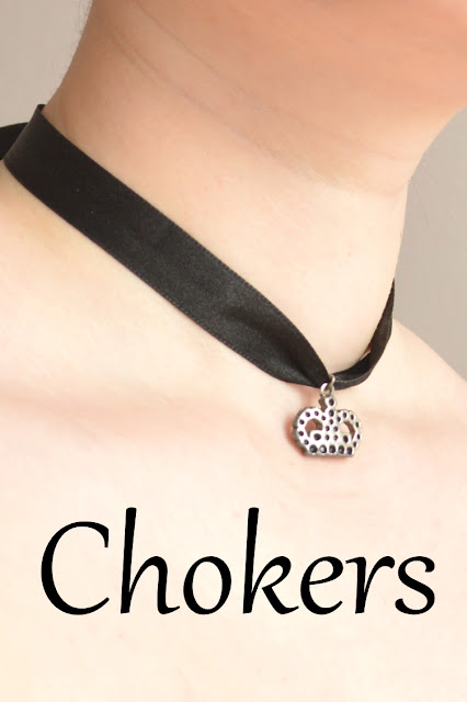 choker necklace trend, kardashians choker necklace, layered chokers, fashionable chokers, fashion trend, trendy chokers, symbolism of chokers, georgiana quaint, fashion blog, quaintrelle, retro fashion