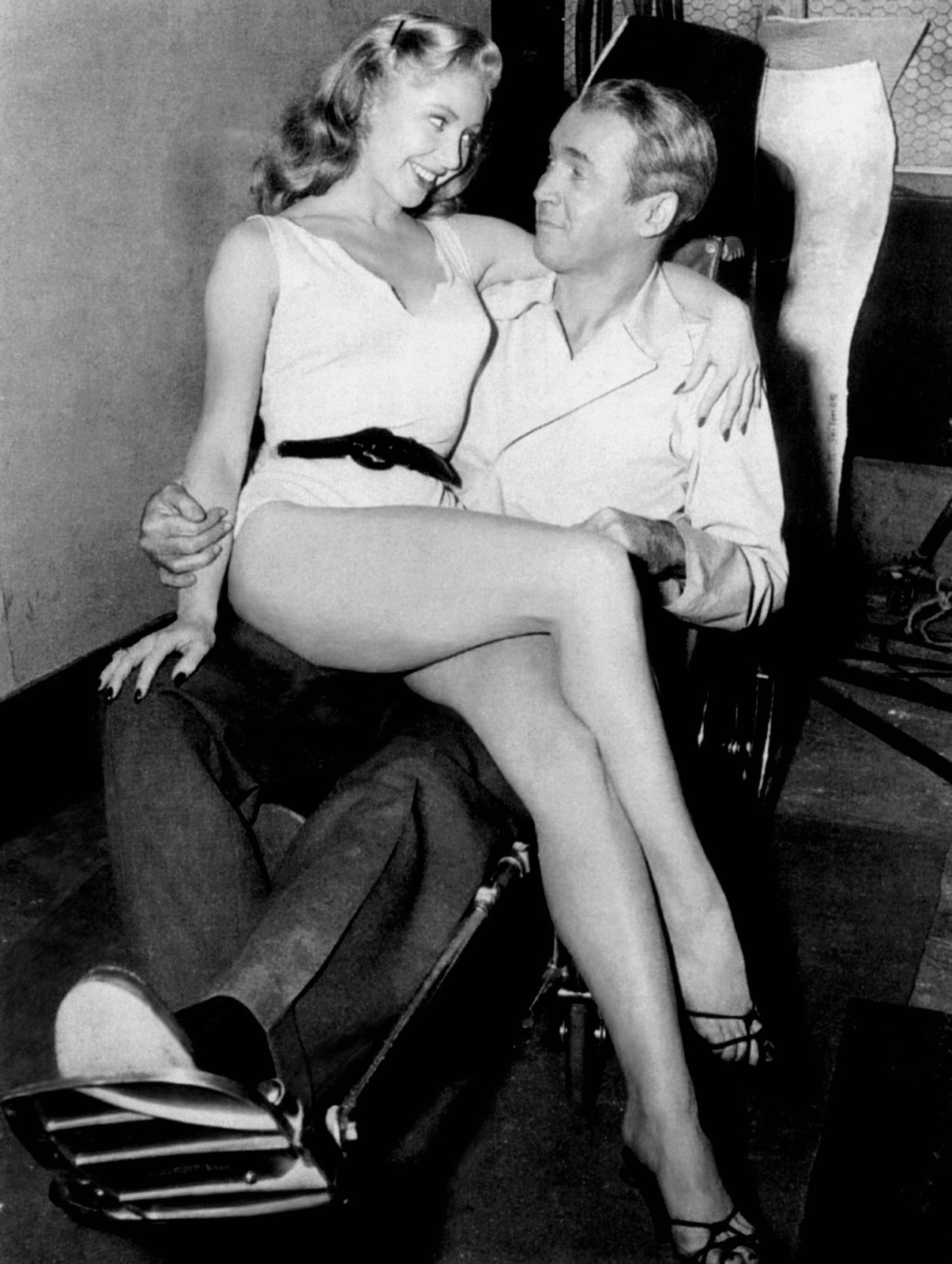 Rear%2BWindow%2B-%2BBehind%2Bthe%2BScenes%2B(17).jpg Rear%2BWindow%2B-%2BBehind%2Bthe%2BScenes%2B(17).jpg