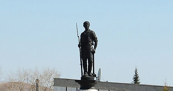 Уфалей касли. Город касли челябинская область достопримечательности. Уфалей касли. Памятник воину рабочему верхний уфалей. Верхний уфалей центральная площадь.