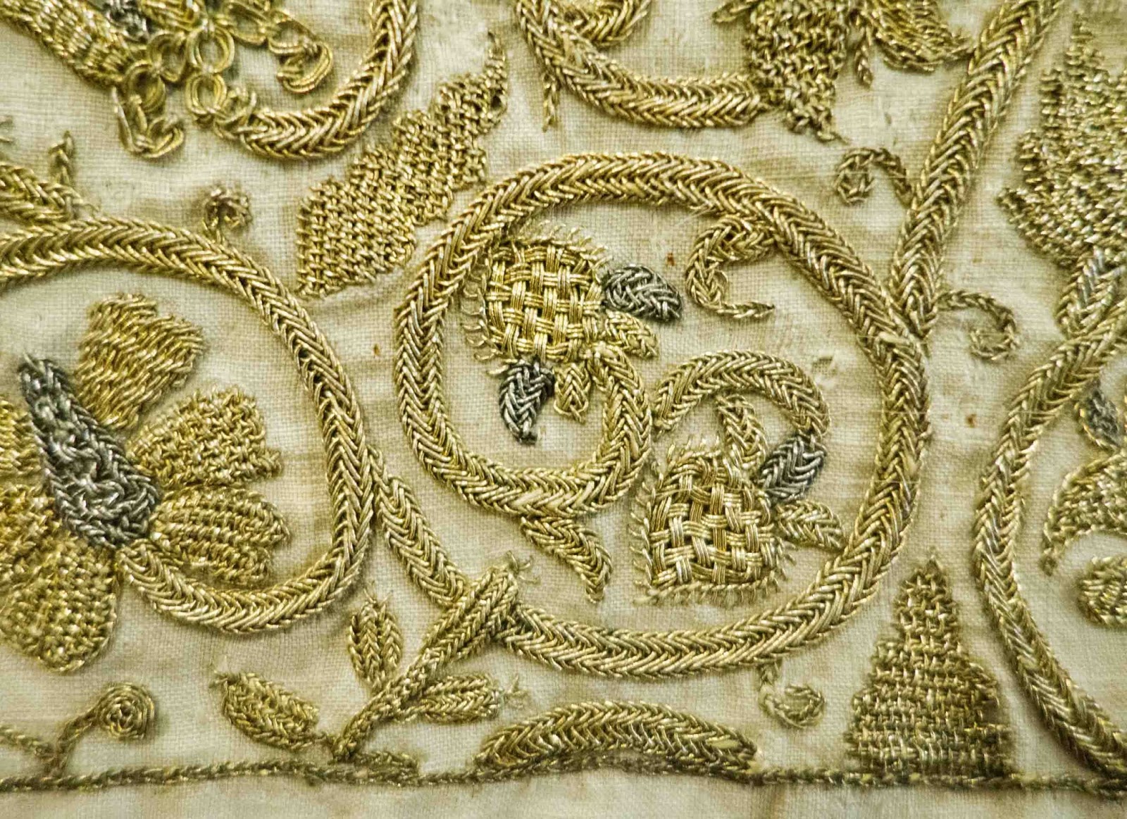 Испанское золотное шитье. Ткань украшенная вышитыми священными изображениями. Золотое шитье. Византийское золотное шитье. Церковное золотное шитье.