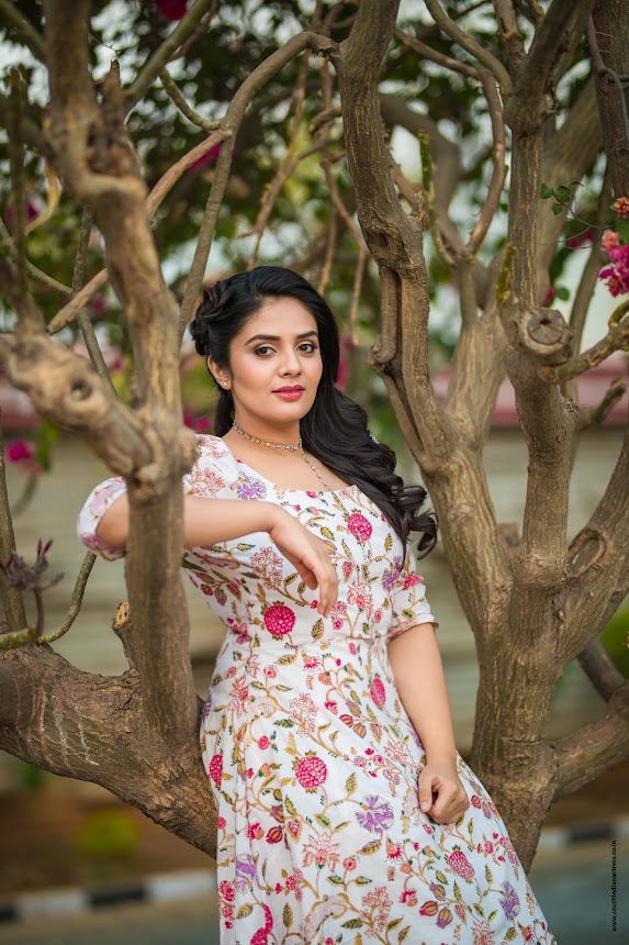 SreeMukhi in floral outfit by Kirthana Sunil
