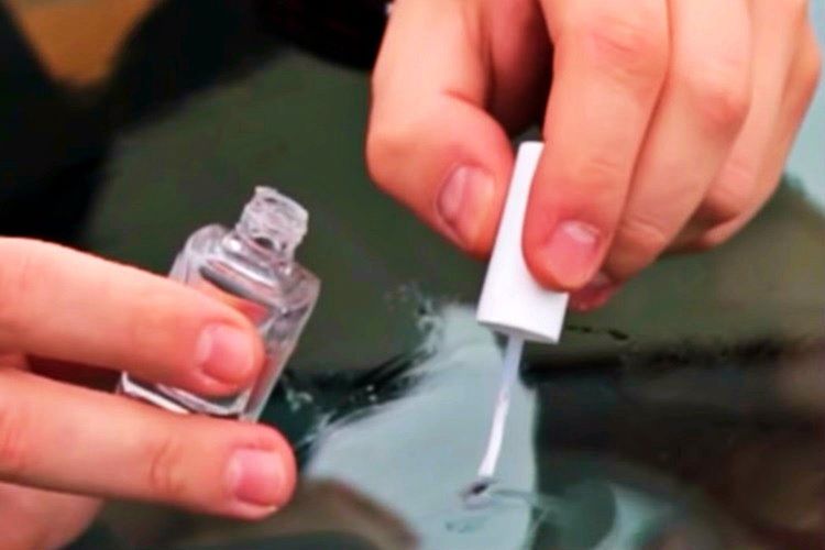 Otomobilinizin camında çatlak bulunuyorsa oje sürerek çatlağın görünmemesini ve yayılmasının önüne geçebilirsiniz.