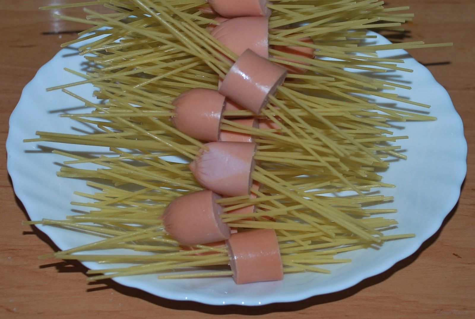 Ежики из макарон и сосисок