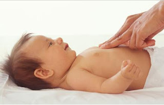 cómo aliviar el dolor por cólicos en el bebé - que hago si mi bebé tiene cólicos - remedios para cólicos en bebés, bebe con colicos, remedios para bebé con colicos, que hago mi bebe tiene colicos