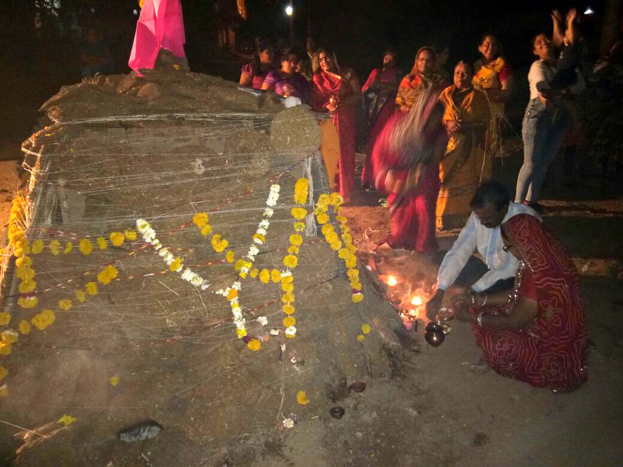 Holi-ceremony-of-Lakshminagar-Vikas-Samiti-tomorrow-लक्ष्मीनगर विकास समिति द्वारा गत रविवार को सूखे कंडों की जलाई गई होली Holi-ceremony-of-Lakshminagar-Vikas-Samiti-tomorrow-लक्ष्मीनगर विकास समिति द्वारा गत रविवार को सूखे कंडों की जलाई गई होली