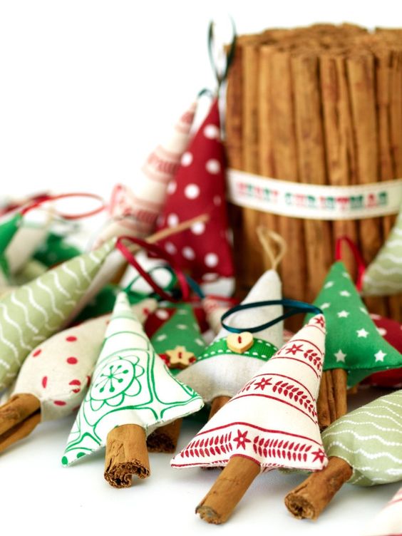 Baú da Web: Enfeites mini Árvores de Natal de tecido e canela com molde