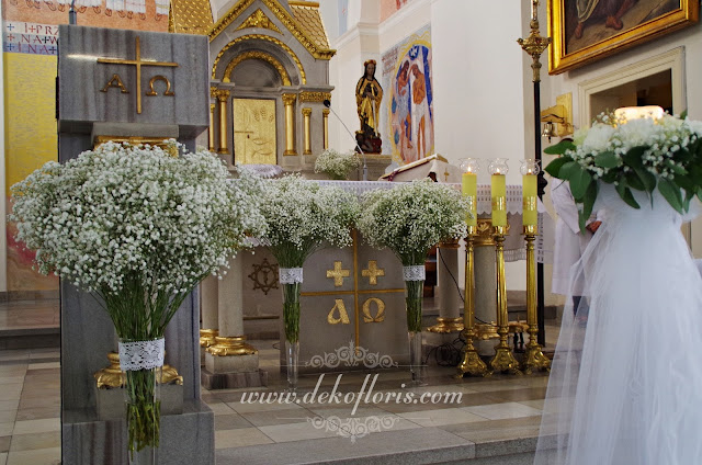 Biała dekoracja ślubna kościoła - biały dywan i gipsówka - opolskie