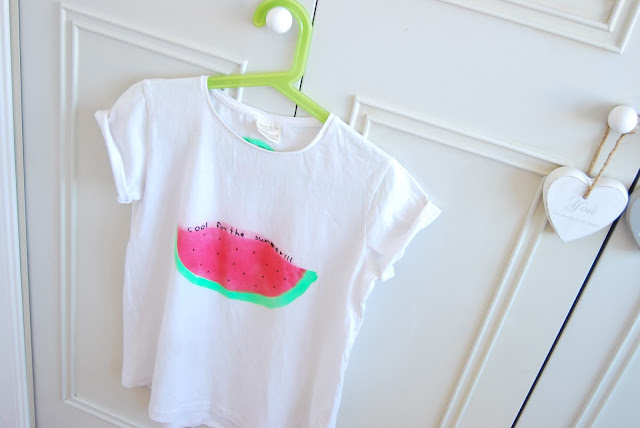 Camiseta básica personalizada con pintura en spray. DIY