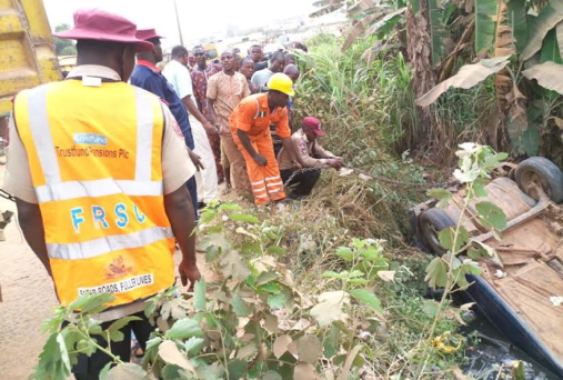 3a Photos: Man rescued alive after crashing car into ditch at Ota, Ogun State