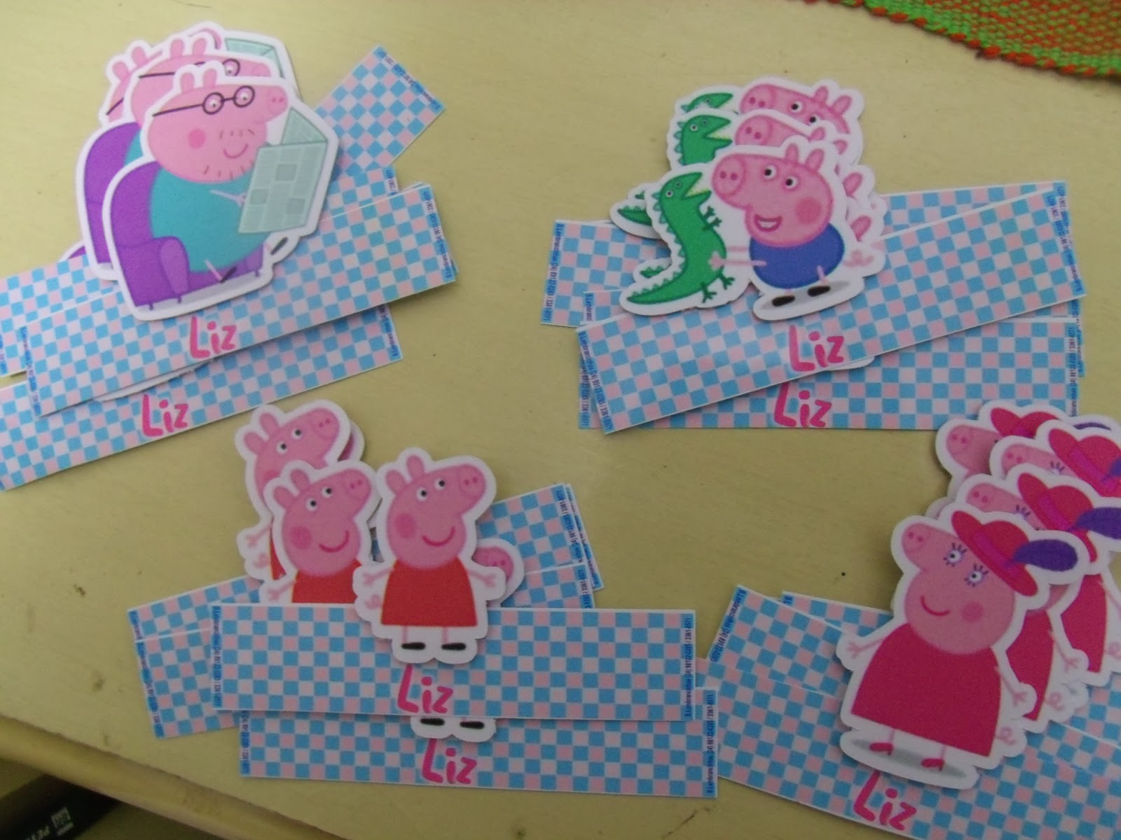 B.Lembrancinhas: Rótulos para tubetes - Peppa Pig
