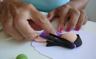 pegando-piezas-de-la-fofucha-de-mariposas-y-fofuchas-como-decorar-una-tarjeta-creandoyfofucheando